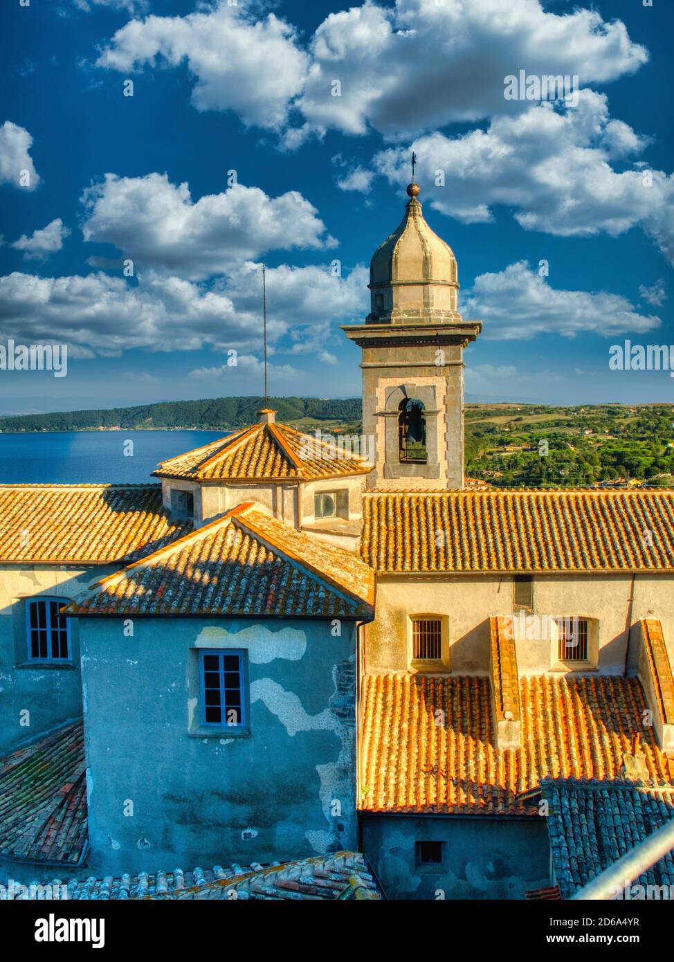 Lago Bracciao visto desde el Castillo de Bracciano, Región de Lazio, Italia. Foto de stock