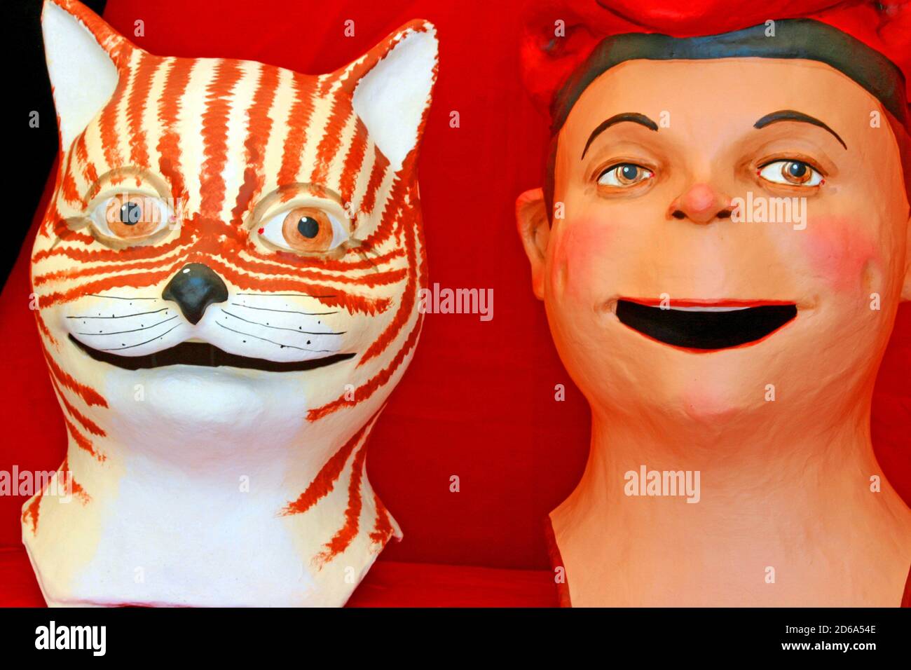 s cabezas de gato y de niño, cabezas de papier-mache, cultura popular  catalana, Barcelona, Cataluña, España Fotografía de stock - Alamy