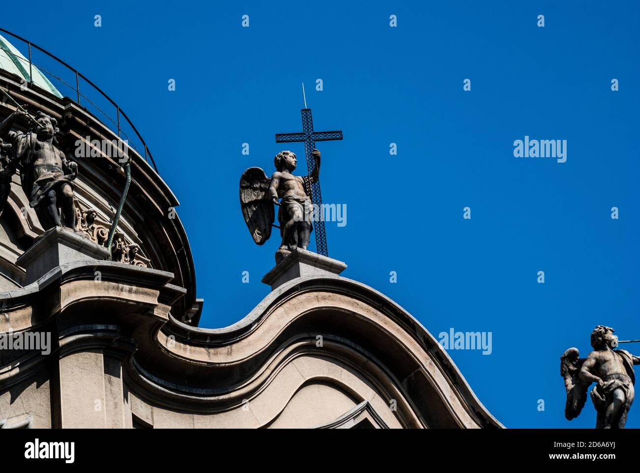 Querubines sobre el tímpano en la fachada de la Iglesia de San