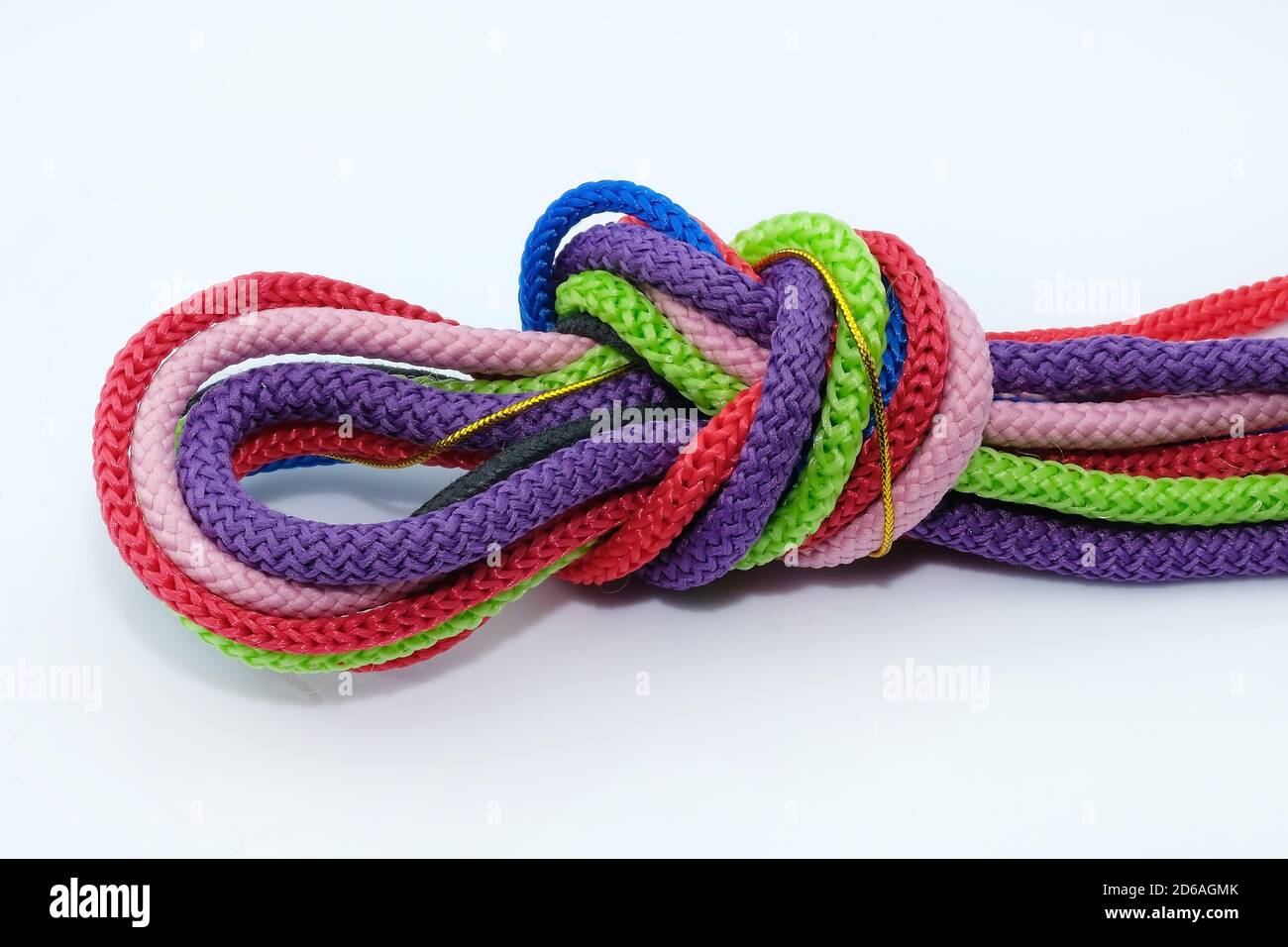 Cordones de zapatos de color con poliéster sobre fondo blanco. Cordón de  poliéster redondo atado en un nudo, look serhu. Cuerdas de tracción para  ajustar las campanas extractoras y las correas Fotografía