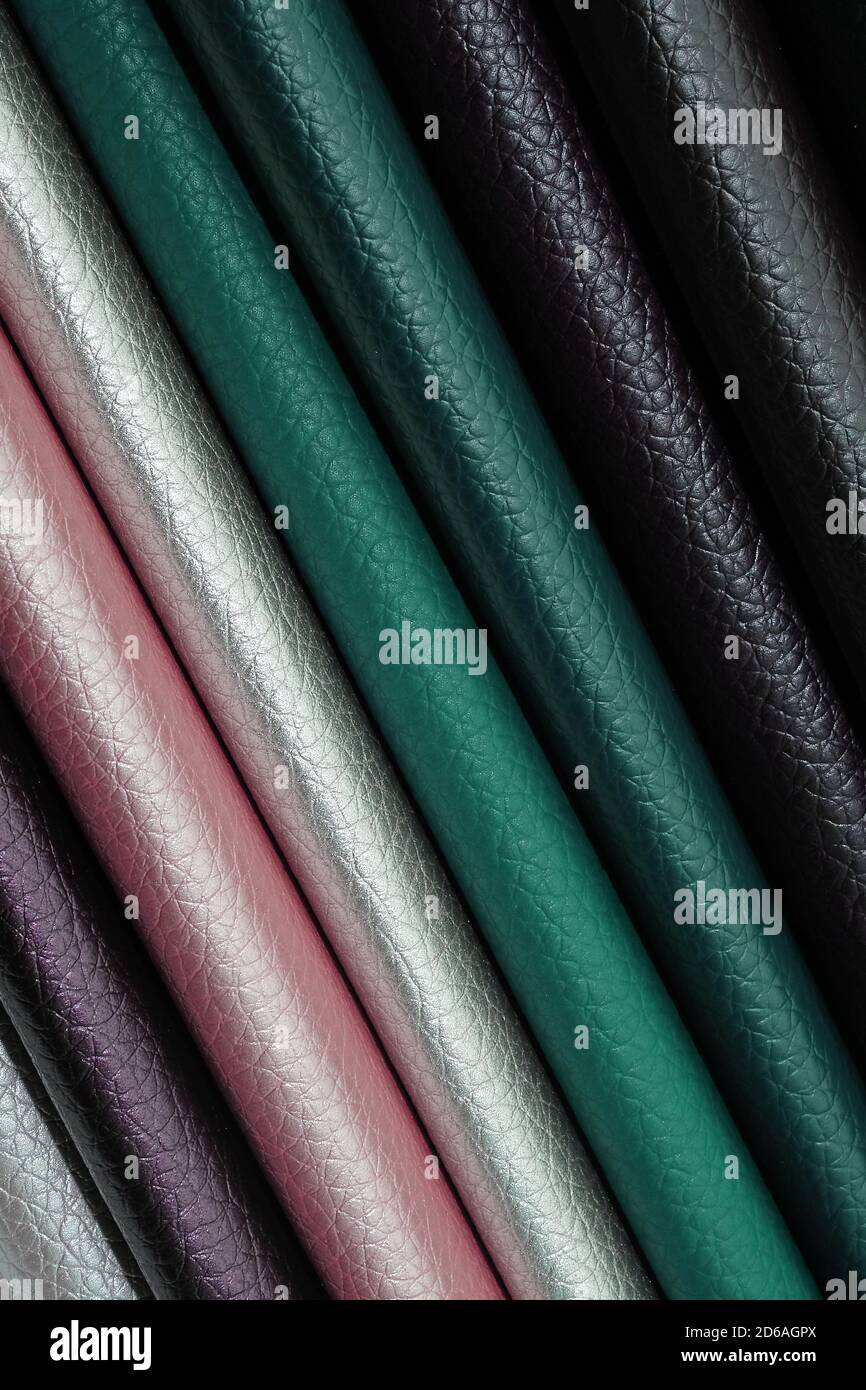 Cuero artificial, tela para tapicería de sofás, sillones y otros muebles.  Gama de colores de primeros planos de cuero ecológico. Muestras de  leatherette de d Fotografía de stock - Alamy