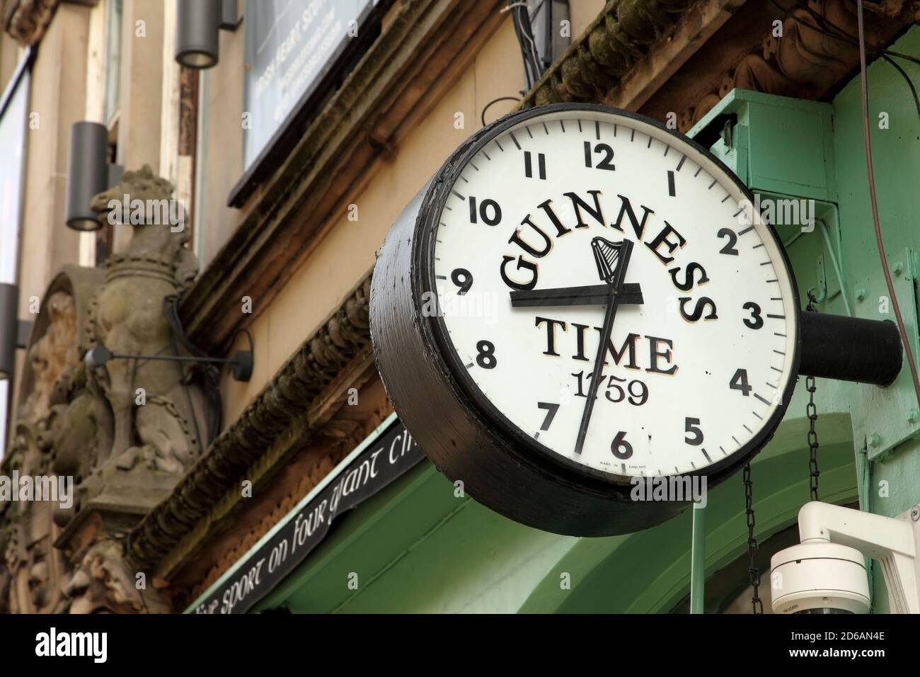 Montaje en pared reloj de publicidad Guinness Fotografía de stock - Alamy
