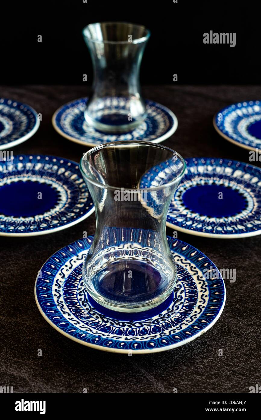 Tazas de té turco de cerámica hechas a mano / Gafas con patrón tradicional y artesanal / Artesanía. Listo para usar. Foto de stock