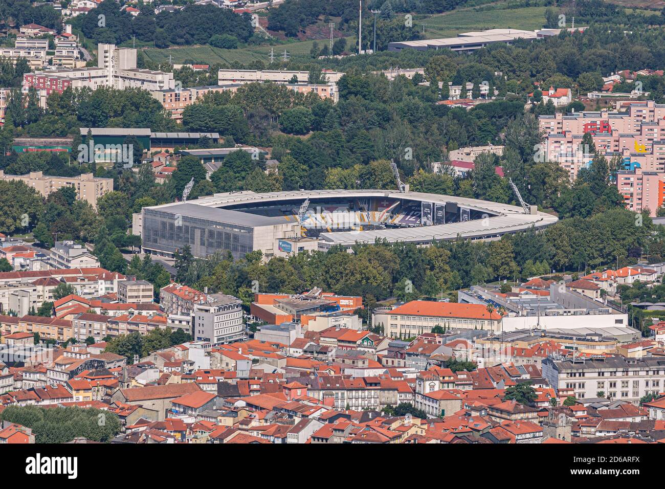 Vista aérea de Guimarães, el lugar de nacimiento de Portugal Foto de stock