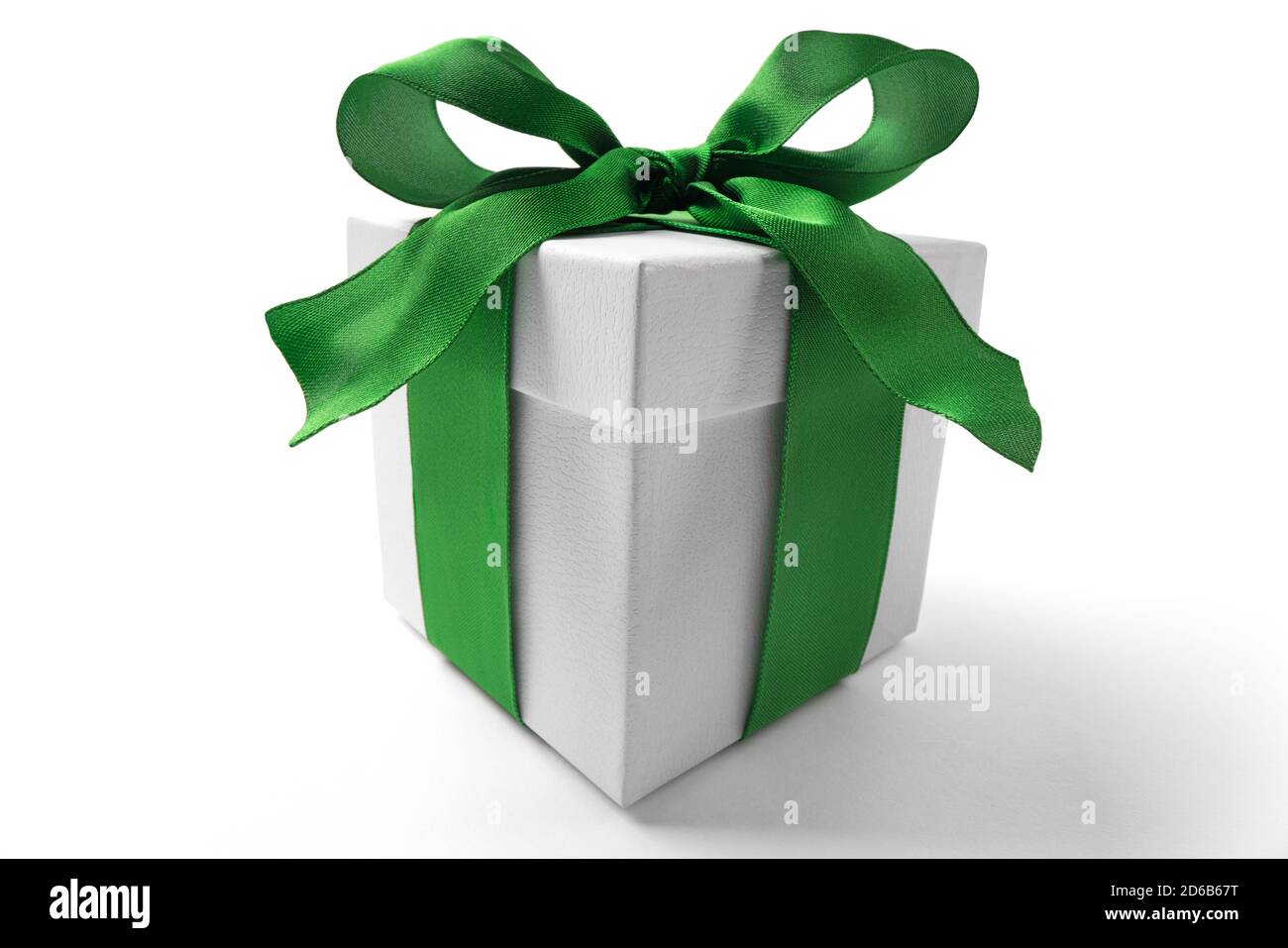 Caja de regalo blanca con lazo de cinta, aislada sobre blanco Foto de stock