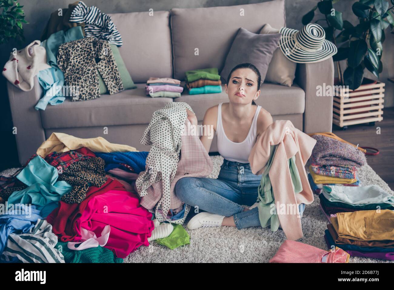 Foto completa de niña frustrada prepárate para el día de San Valentín fiesta de vestir no tienen idea de qué llevar grito suspiro siéntese las piernas cruzó el suelo doblado Foto de stock