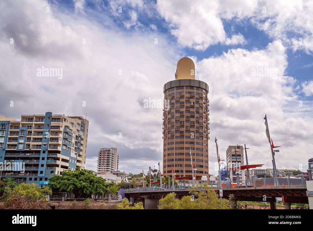 Townsville, Queensland, Australia - Junio 2020: Hotel de gran altura en la ciudad con forma de un agitador de azúcar Foto de stock