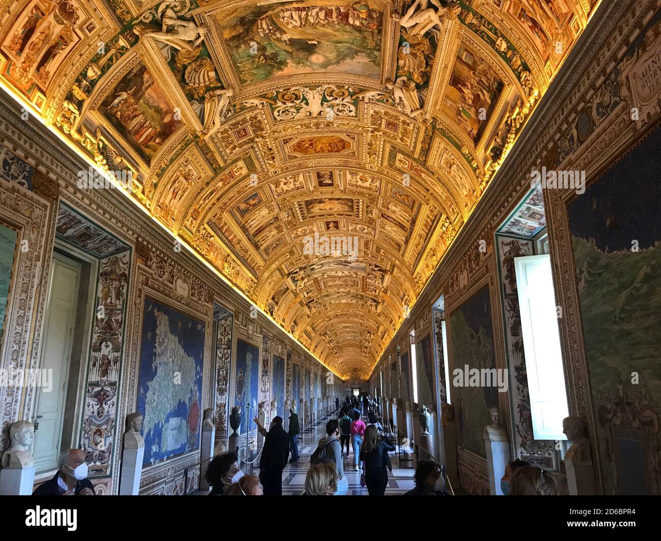 La galería de mapas en el museo del vaticano Foto de stock