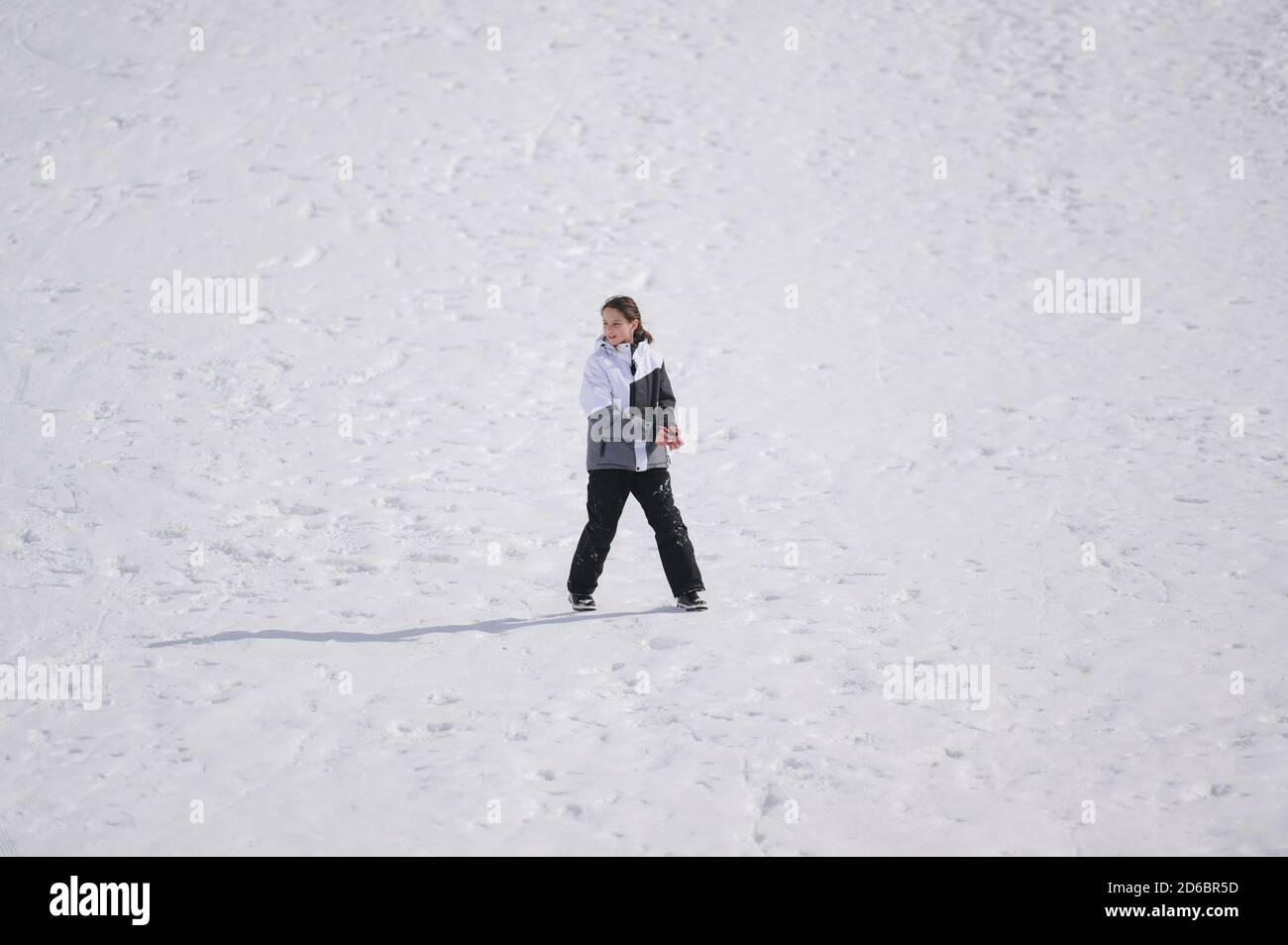 Una mujer en traje de esquí posando en el fondo blanco Fotografía de stock  - Alamy