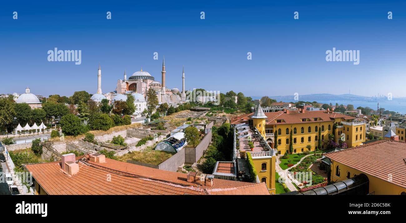 Vista panorámica del casco antiguo de Estambul con Santa Sofía Foto de stock