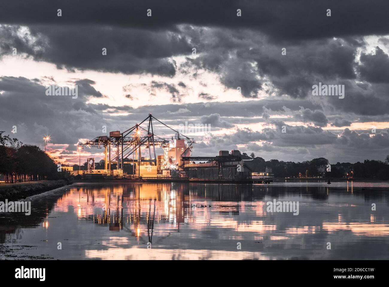 Tivoli, Cork, Irlanda. 16 de octubre de 2020. Buque contenedor BG Emerald cargado antes del amanecer con envíos para exportar a Rotterdam en Tivoli Docks en Cork, Irlanda. - crédito; David Creedon / Alamy Live News Foto de stock