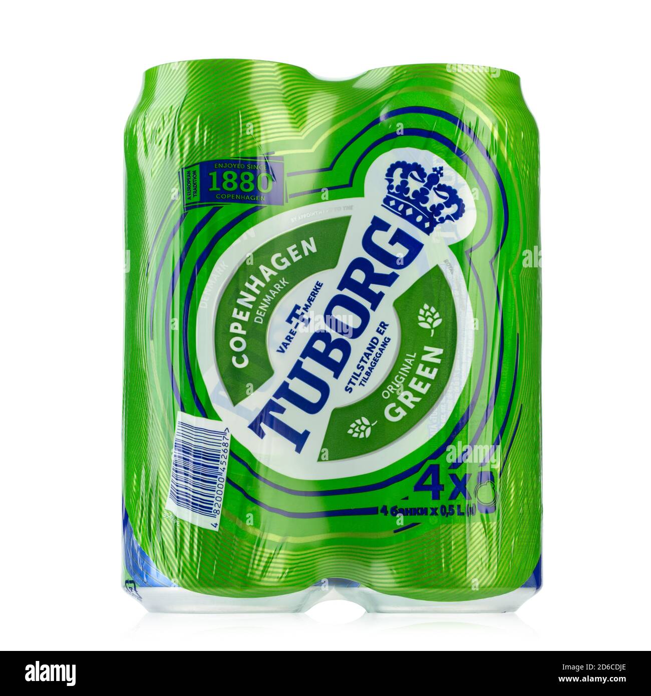 Ucrania, Kiev - Octubre de 07. 2020: Cuatro paquetes de aluminio de cerveza verde Tuborg sobre fondo blanco. Tuborg es una empresa cervecera danesa fundada en 1873. F Foto de stock