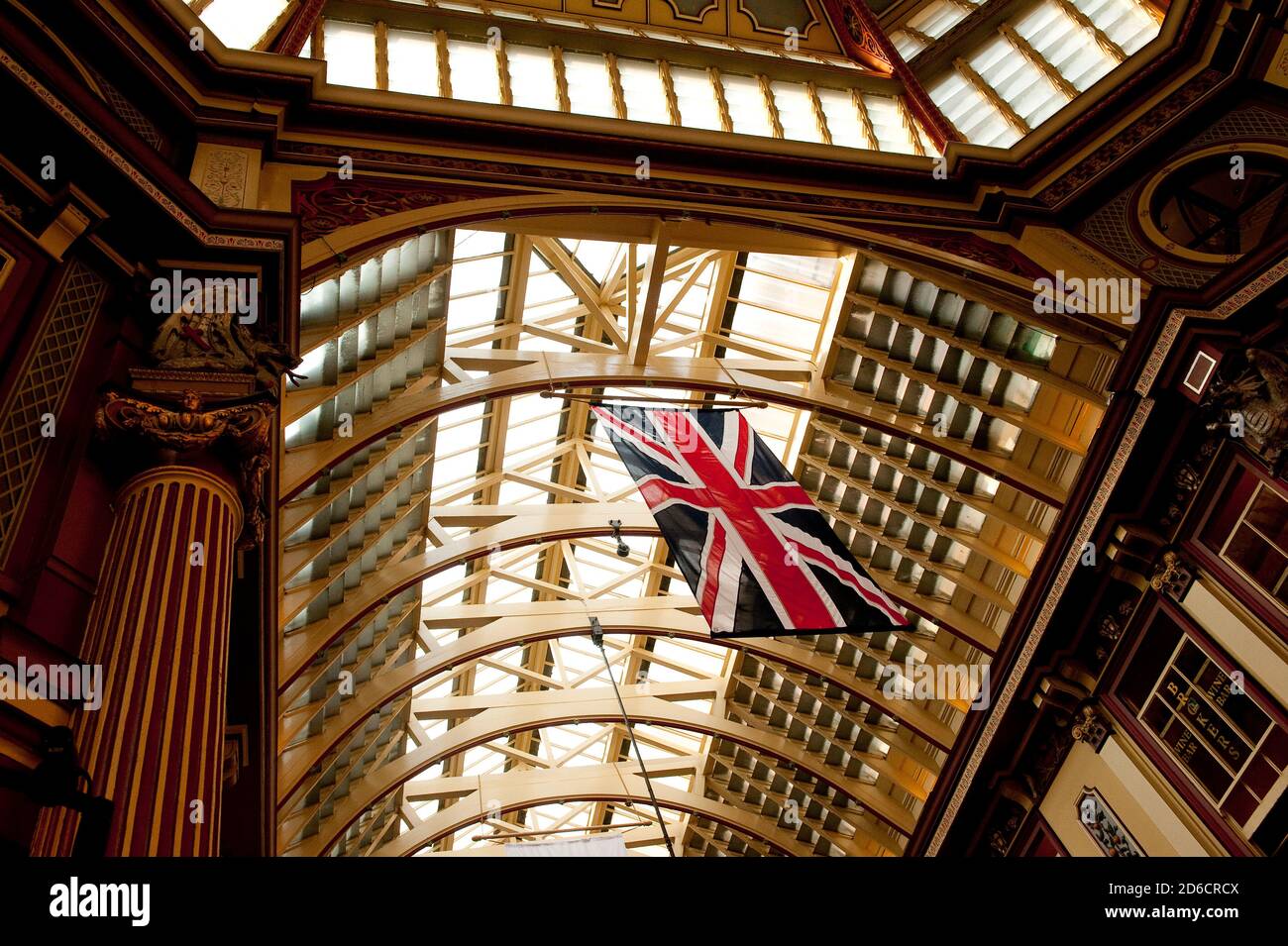 Bandera de la bandera de la bandera de la bandera de la unión que cuelga en una arcada en Londres, Inglaterra. Foto de stock