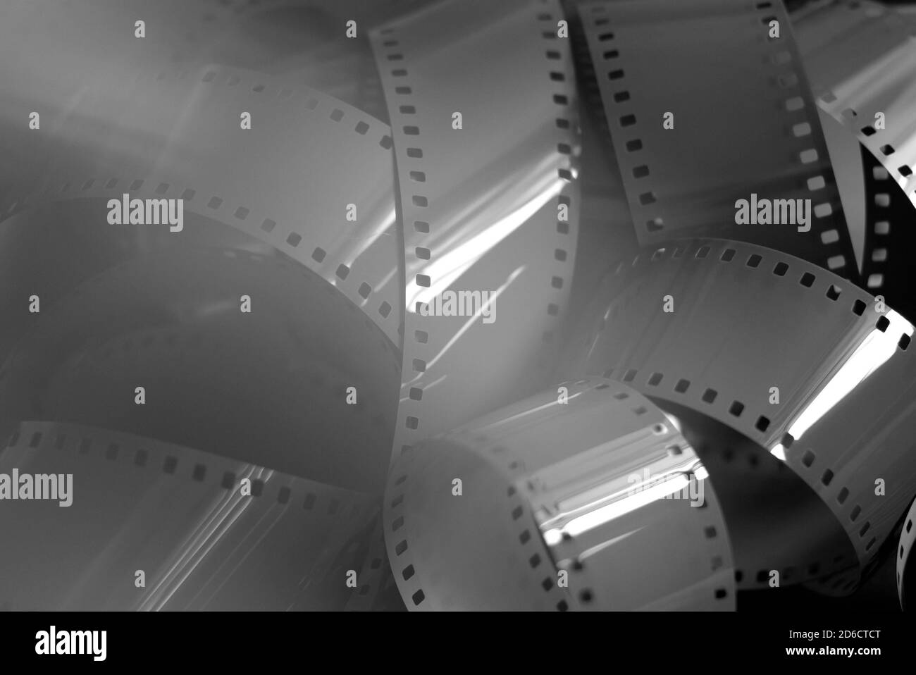 película fotográfica negativa de 35 mm en desenfoque. Foto de stock