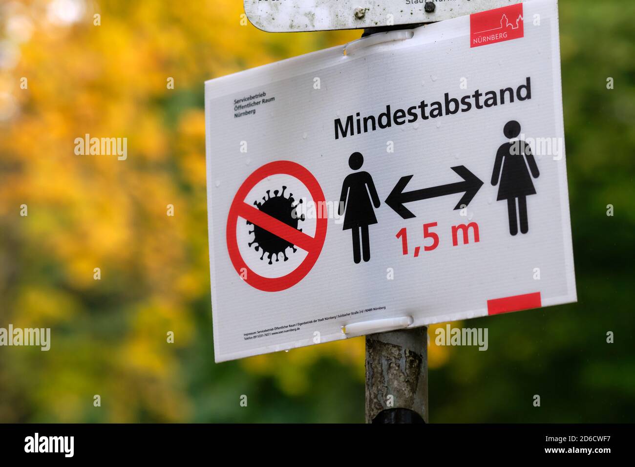 Nuremberg, Alemania - 15 de octubre de 2020: Cierre de una señal que dice a los peatones sobre un mindestabstand de 1,5m ( 1,5m distancia mínima ) debido a la Foto de stock