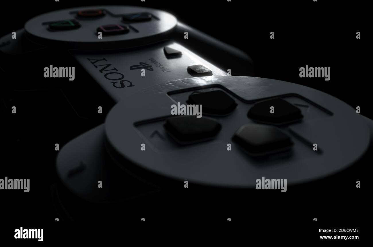 Un clásico mando de juego PlayStation One de sony original en la iluminación oscura moody, 15 de julio de 2020 en Bristol, Reino Unido Foto de stock