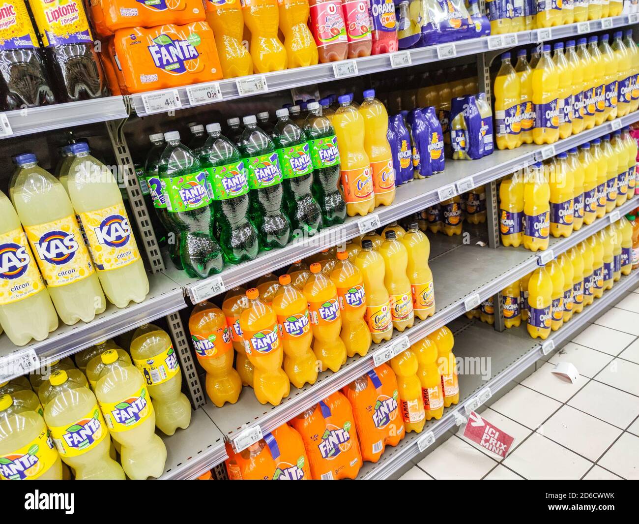 Puilboreau, Francia - 14 de octubre de 2020:línea o fila de botellas de  refresco carbonatadas Orangina y otras marcas muestran para vender en el  supermercado francés w Fotografía de stock - Alamy