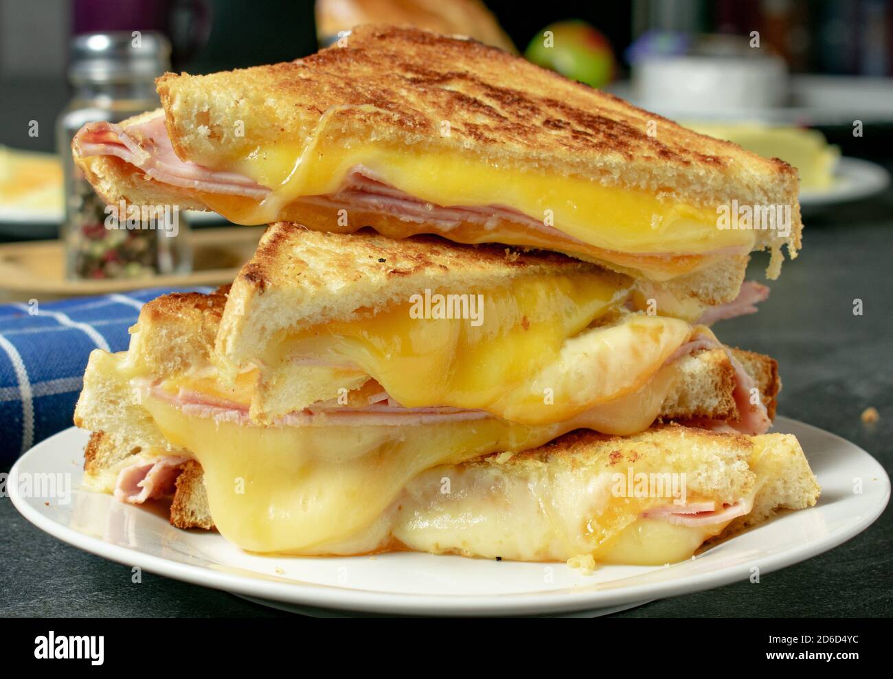 sándwiches de jamón y queso a la parrilla apilados en un plato Foto de stock