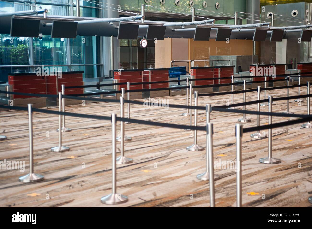 28.08.2020, Singapur, , Singapur - mostradores de check-in cerrados en la terminal de salida vacía de la Terminal 3 en el aeropuerto Changi. Debido a la propagación global de Foto de stock