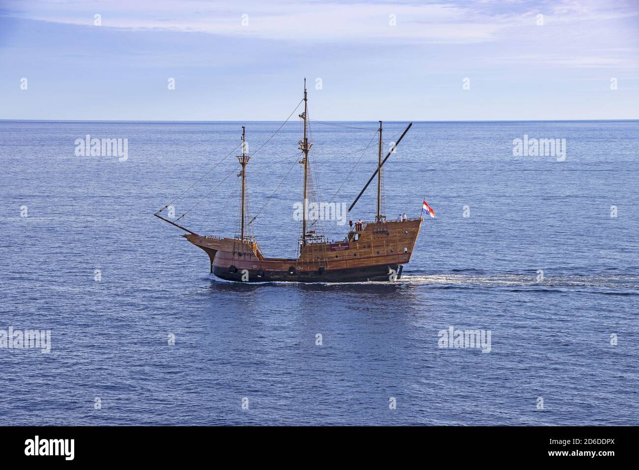 Dubrovnik, Croacia - 02. Septiembre de 2020: Karaka, réplica turística de barco medieval de madera, navegando hasta el antiguo puerto de Dubrovnik, Croacia, Europa. Foto de stock