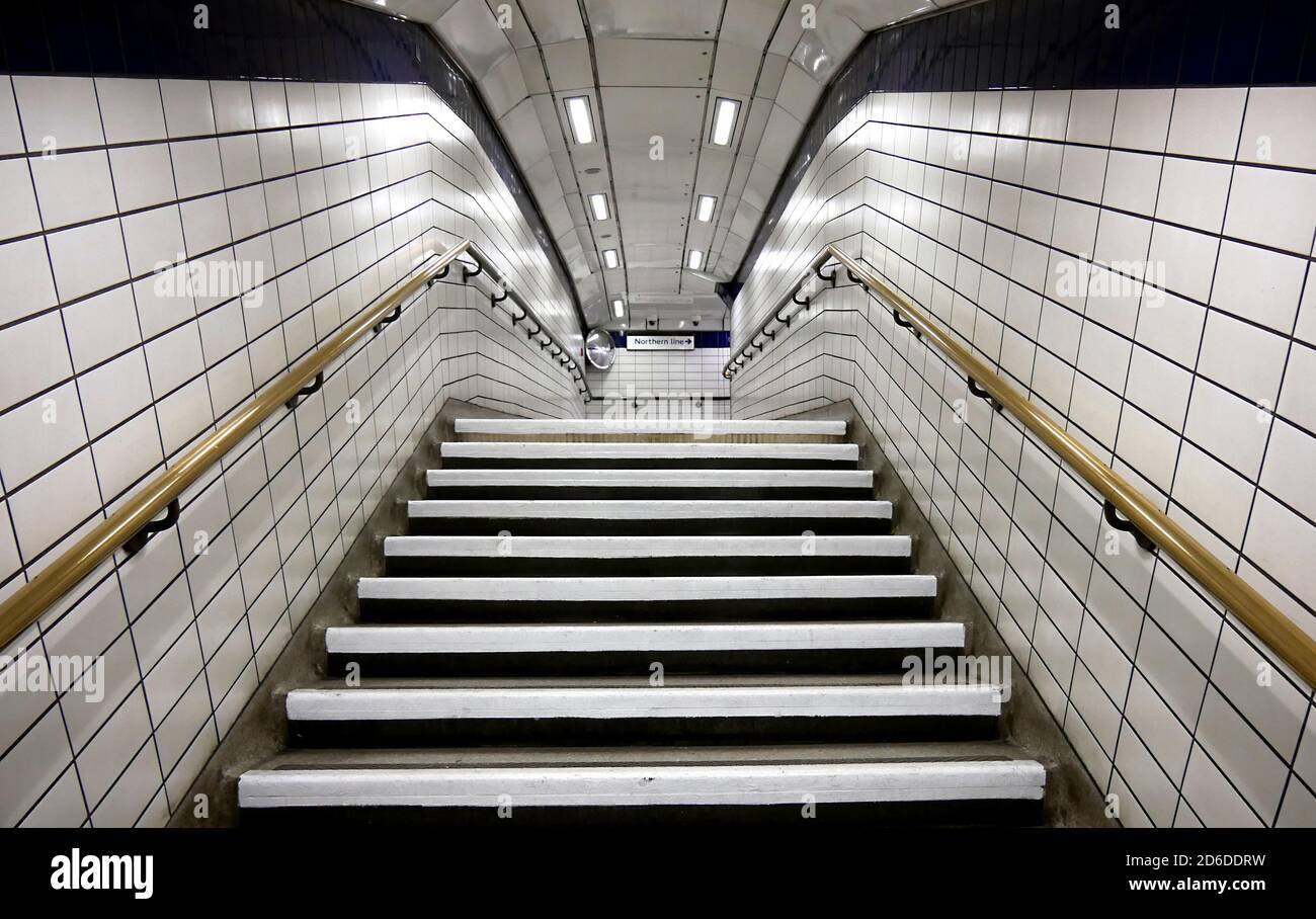 Una estación de metro desierta de Leicester Square el día después de que el primer ministro Boris Johnson ordenó pubs, restaurantes, centros de ocio y gimnasios a través del cou Foto de stock