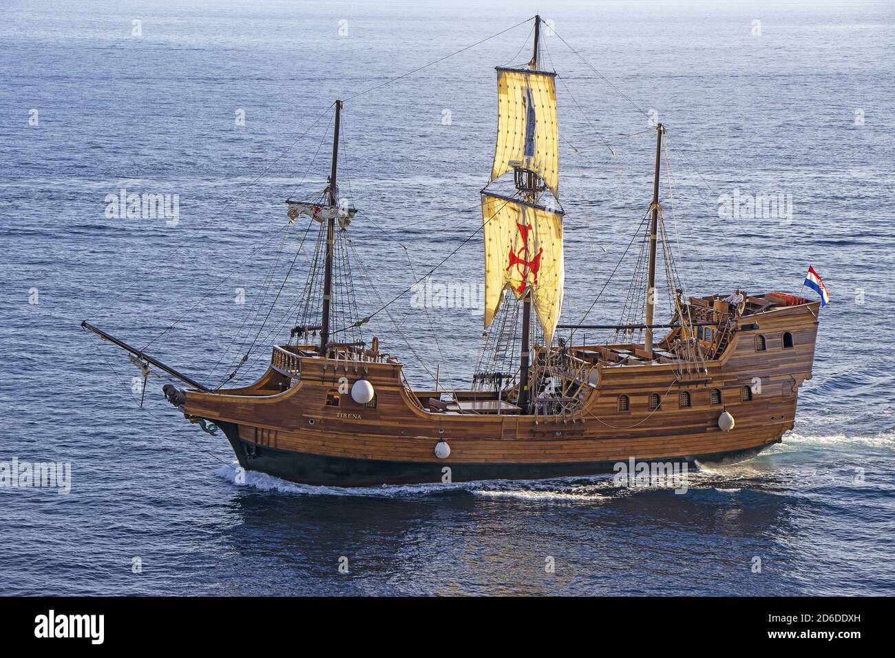 Dubrovnik, Croacia - 02. Septiembre 2020: Tirena, réplica turística de barco medieval de madera, navegando al puerto antiguo en Dubrovnik, Croacia, Europa. Foto de stock