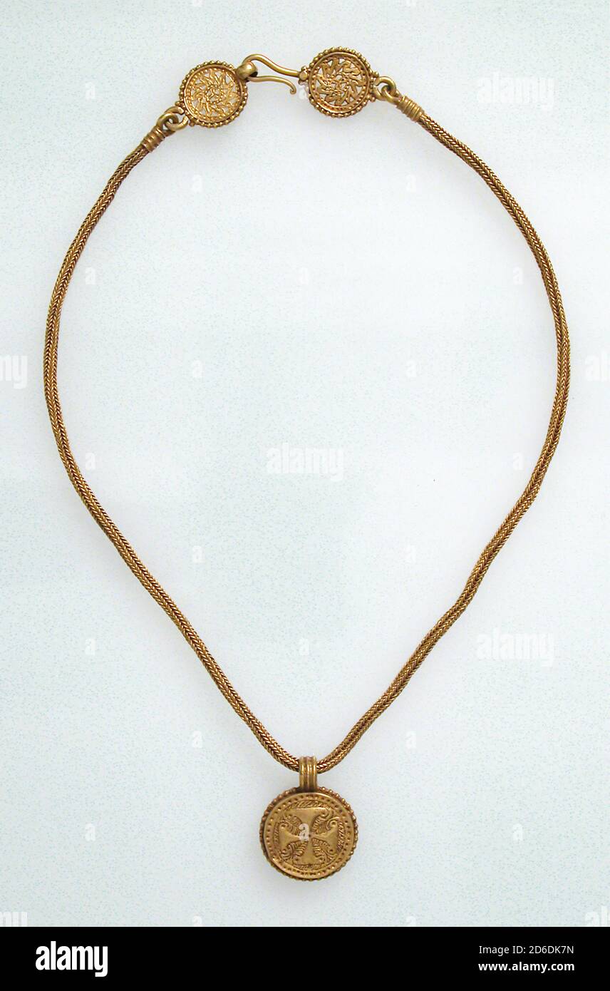 Collar de Oro con Colgante Cruz, Bizantino, siglo VI-7 Fotografía de stock  - Alamy