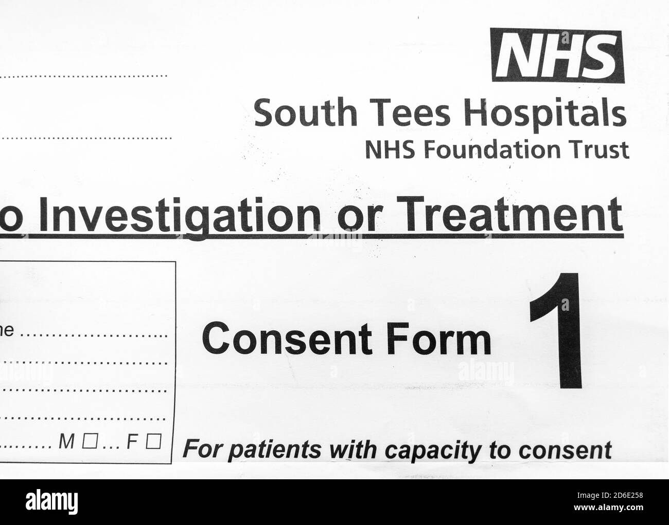 NHS South Tees Hospitals Formulario de consentimiento, que los pacientes tienen que firmar antes de someterse a cirugía a menos que no sean competentes para hacerlo Foto de stock