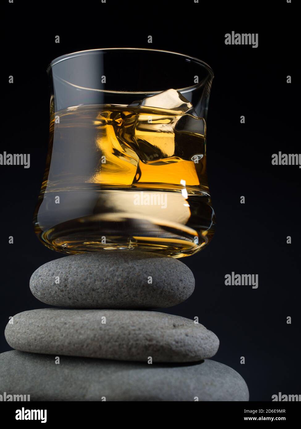 Whisky glass stones whiskey fotografías e imágenes de alta resolución -  Página 2 - Alamy