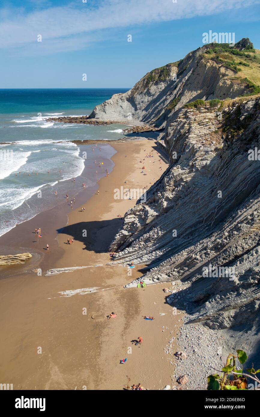 Playa de Itzurun en Zumaia, costa geológica de flysch en el país Vasco, España Foto de stock