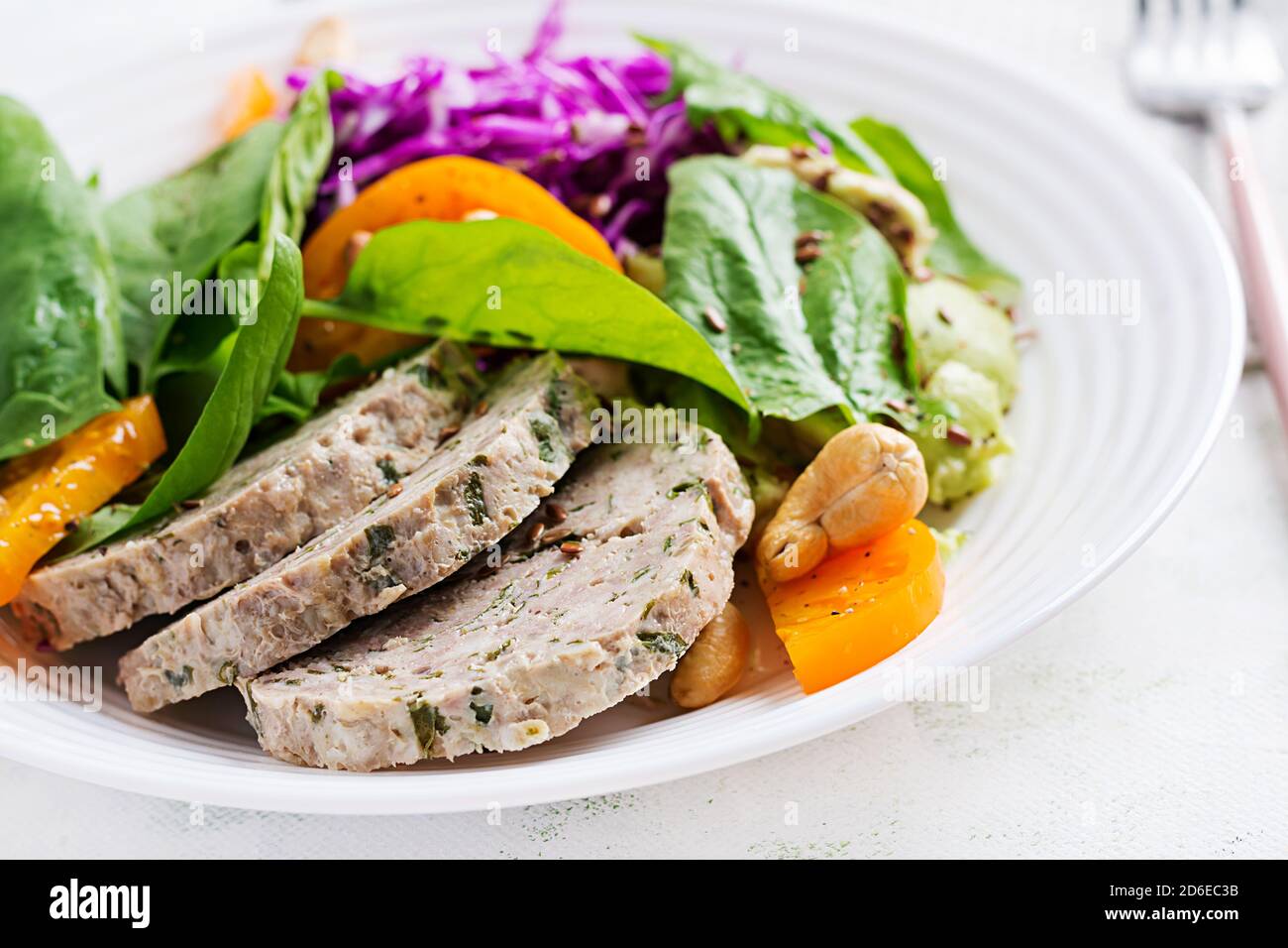 Dieta cetogénica. Plato de búdico con pan de carne, pollo, aguacate, col y  nueces. Detox y concepto saludable. Comida Keto Fotografía de stock - Alamy