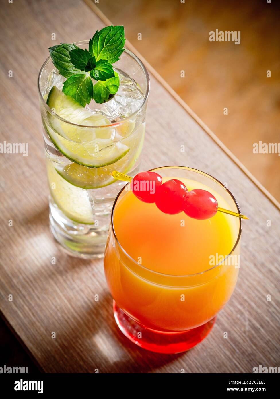 Dos cócteles, tequila amanecer y Ginebra y tónico Fotografía de stock -  Alamy