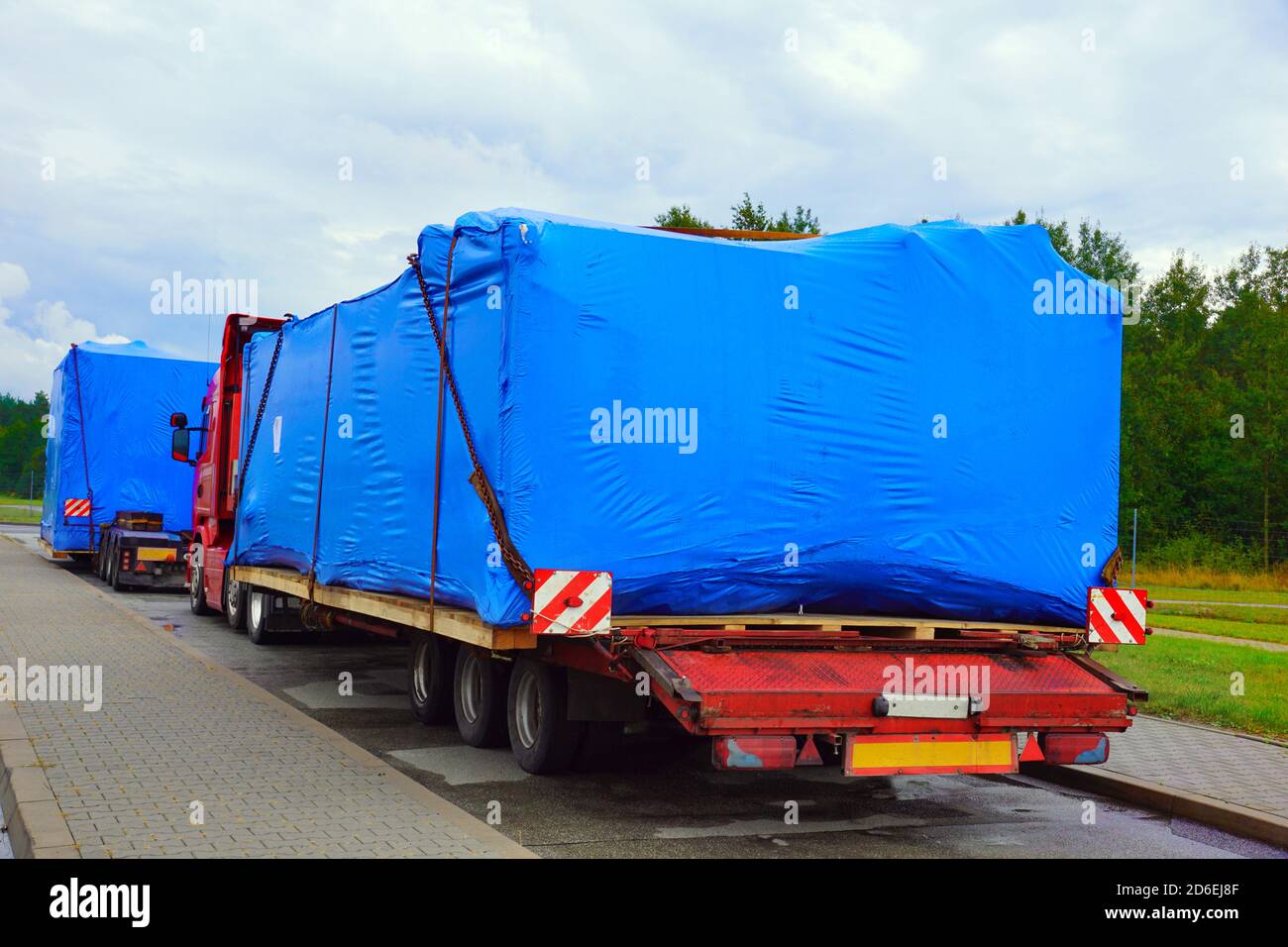 Un camión con un semirremolque especial para transportar cargas de gran tamaño. Carga de gran tamaño o convoy excepcional. Foto de stock