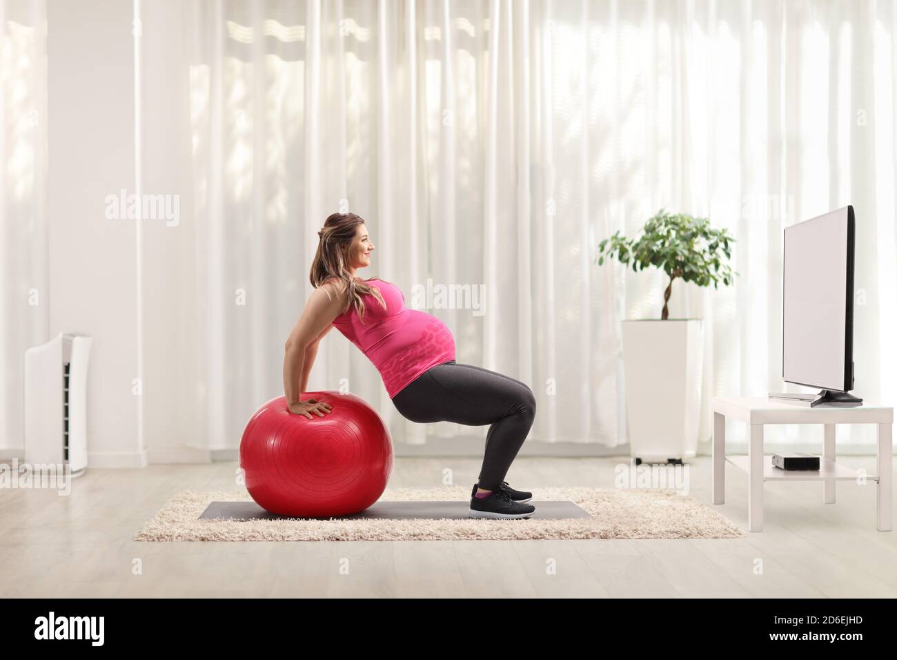 Fondo Mujer Embarazada Hace Ejercicios De Fitness En Casa Con Fitball Foto  E Imagen Para Descarga Gratuita - Pngtree