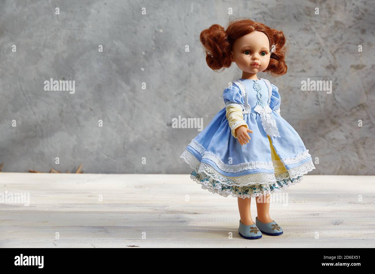 Muñeca en vestido azul fotografías e imágenes de alta resolución - Alamy