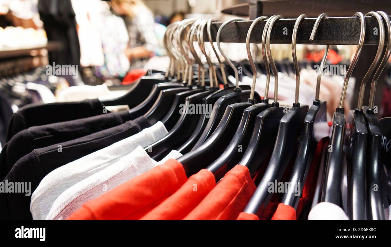 De cerca, la ropa moderna y moderna para mujer cuelga de perchas de  plástico negro en una tienda de ropa. Compras en línea para el coágulo  casual Fotografía de stock - Alamy