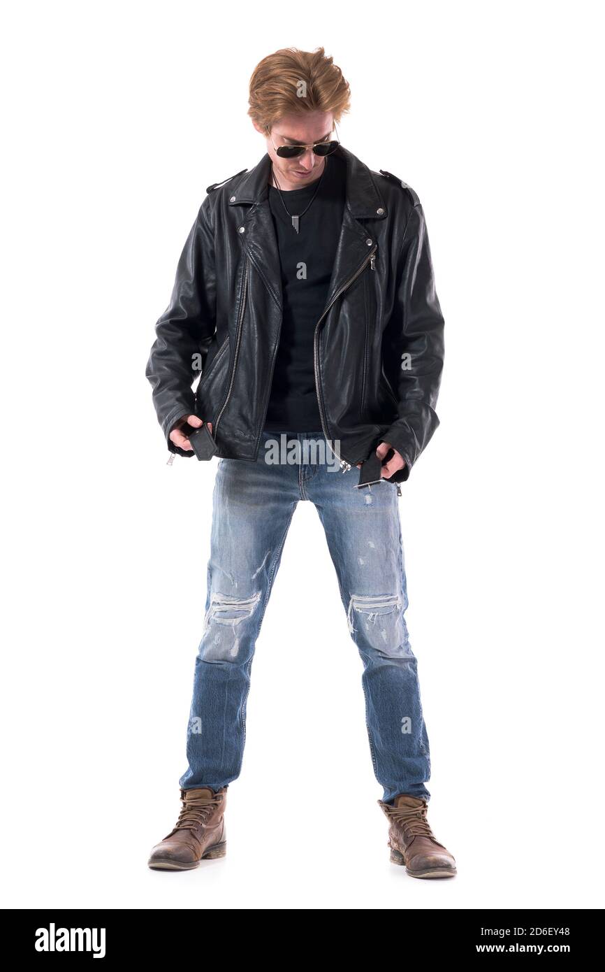 Un hombre con estilo de biker o de subcultura rock se puso chaqueta de  cuero vestirse. Cuerpo entero aislado sobre fondo blanco Fotografía de  stock - Alamy