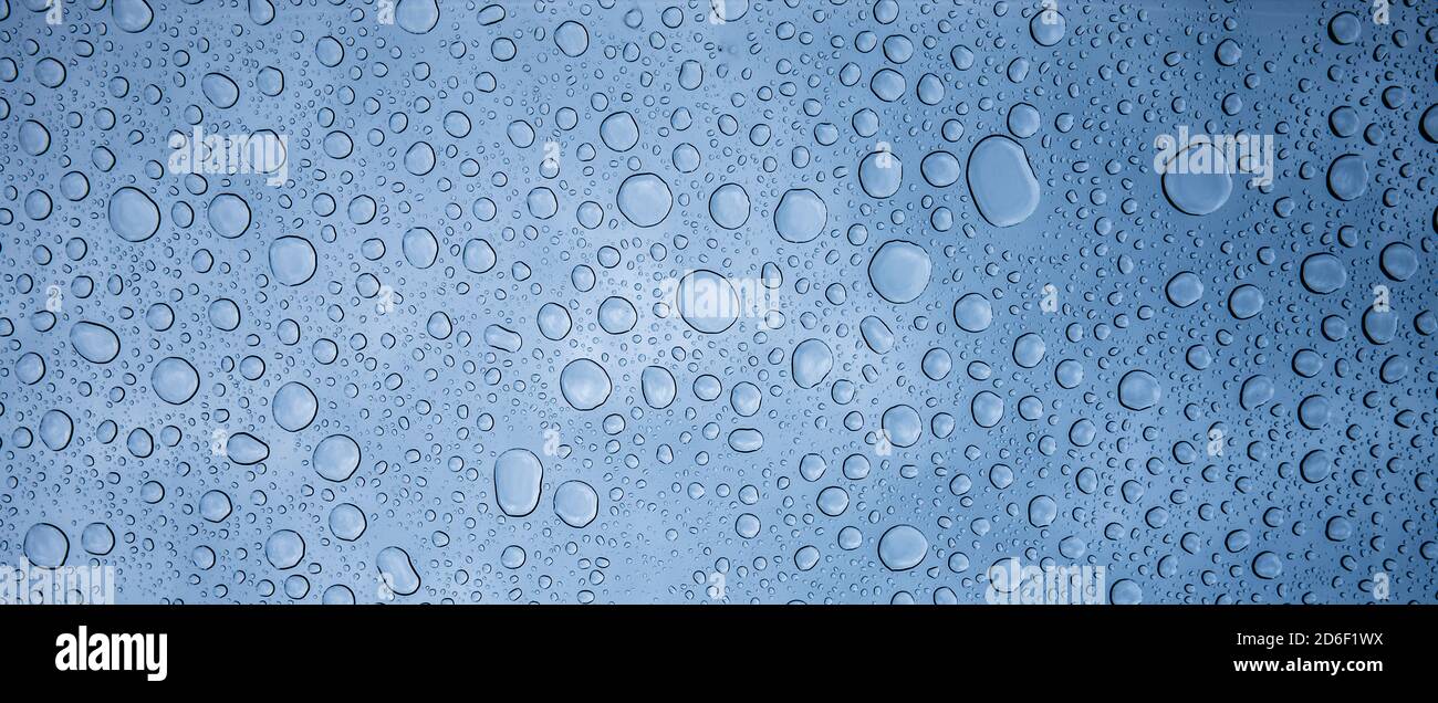 Gotas de agua en un cristal Foto de stock