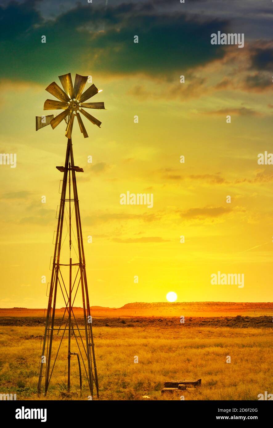 Molino en Karoo al atardecer, Karoo, Sudáfrica Foto de stock