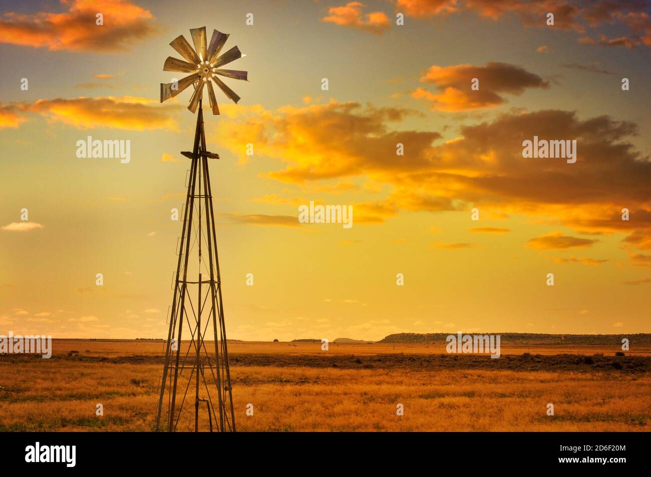 Molino en Karoo al atardecer, Karoo, Sudáfrica Foto de stock