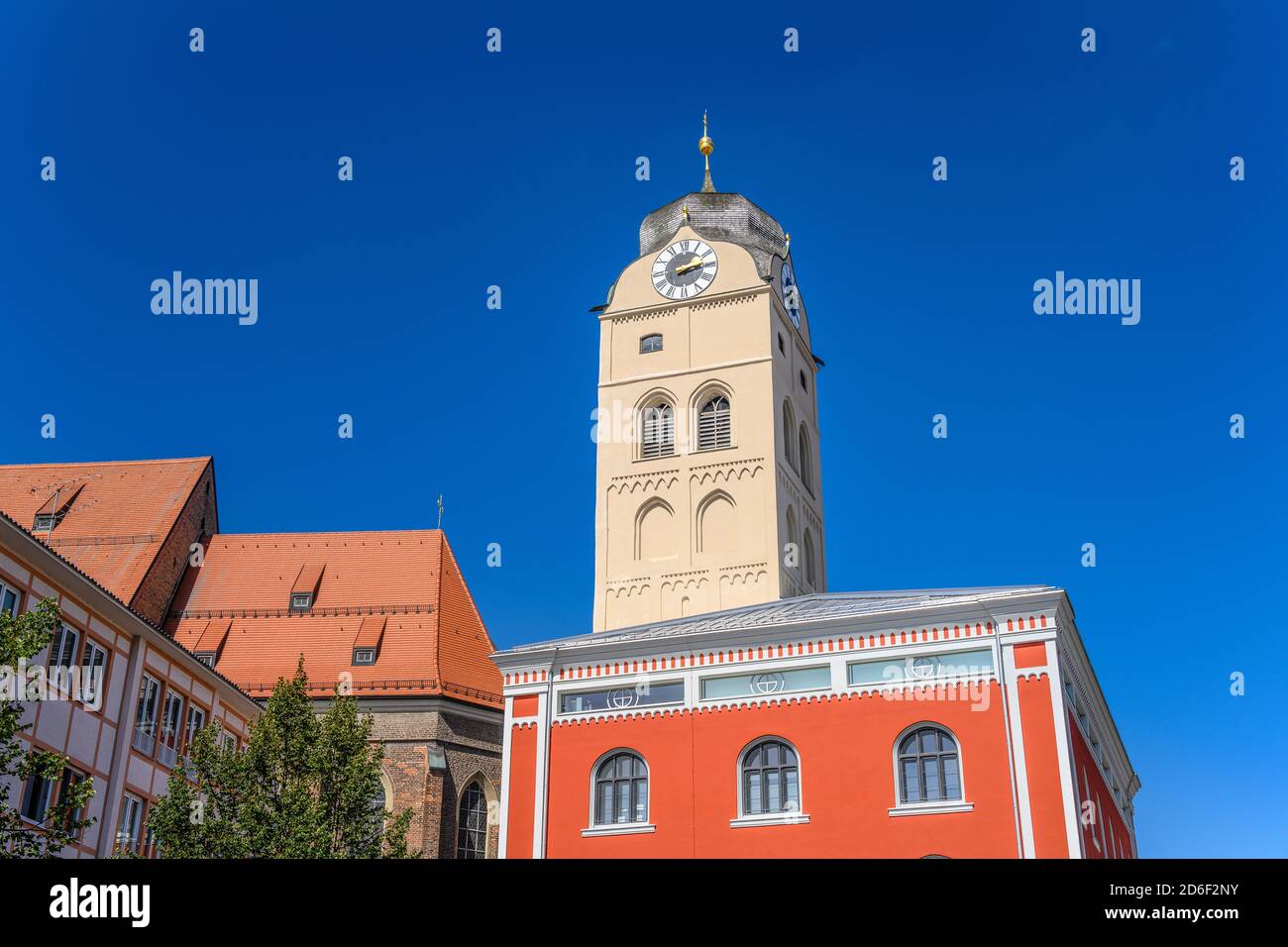 Alemania, Baviera, Alta Baviera, Erding, Schrannenplatz, schrannenhalle con la torre de la ciudad, el campanario de la iglesia parroquial de la ciudad de San Johann Foto de stock