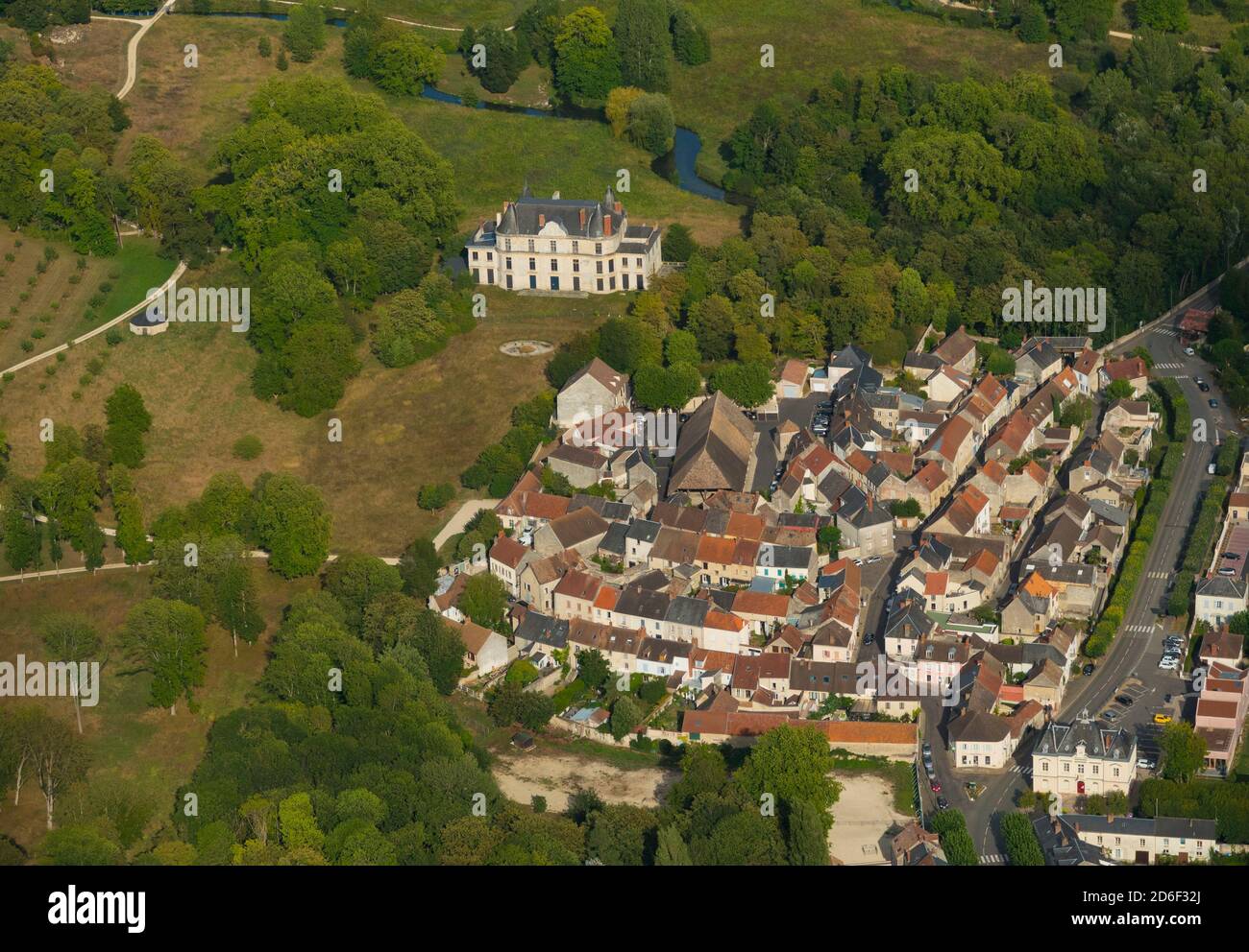 Francia, Essonne (91), Méréville, casco antiguo con su mercado cubierto y su castillo Foto de stock
