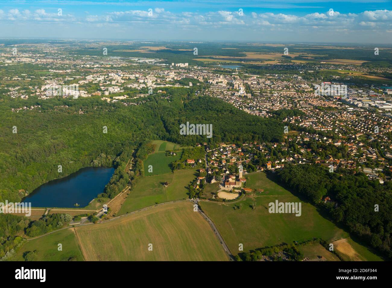 Francia, Yvelines (78), Maurepas, ciudad y alrededores visto desde el lado noroeste cerca de la cuenca Courance (vista aérea) Foto de stock
