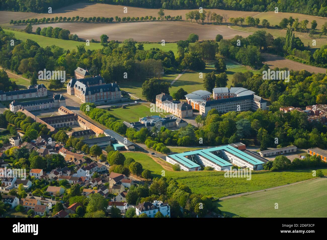 Francia, Yvelines (78), Grignon, castillo que alberga la universidad AgroParisTech (vista aérea) Foto de stock