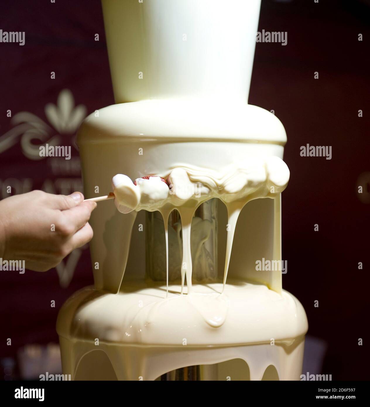 Show de ropa en vivo en Earl's Court Chocolate Fondue stall Cascada de chocolate  blanco en malvaviscos y fresas fueron todo un éxito. Foto de Gavin Rod  Fotografía de stock - Alamy