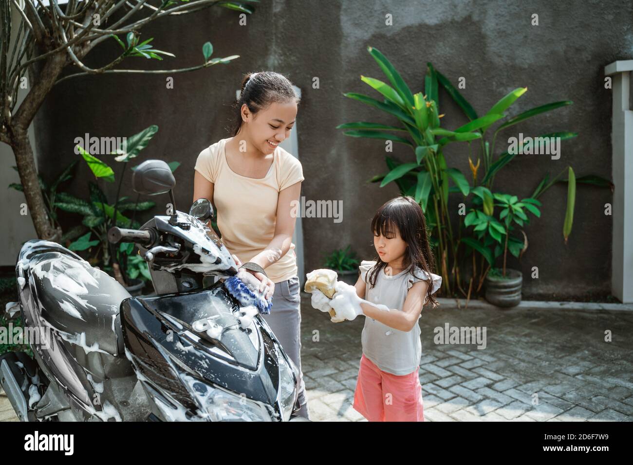 Motorcycle wash fotografías e imágenes de alta resolución - Alamy