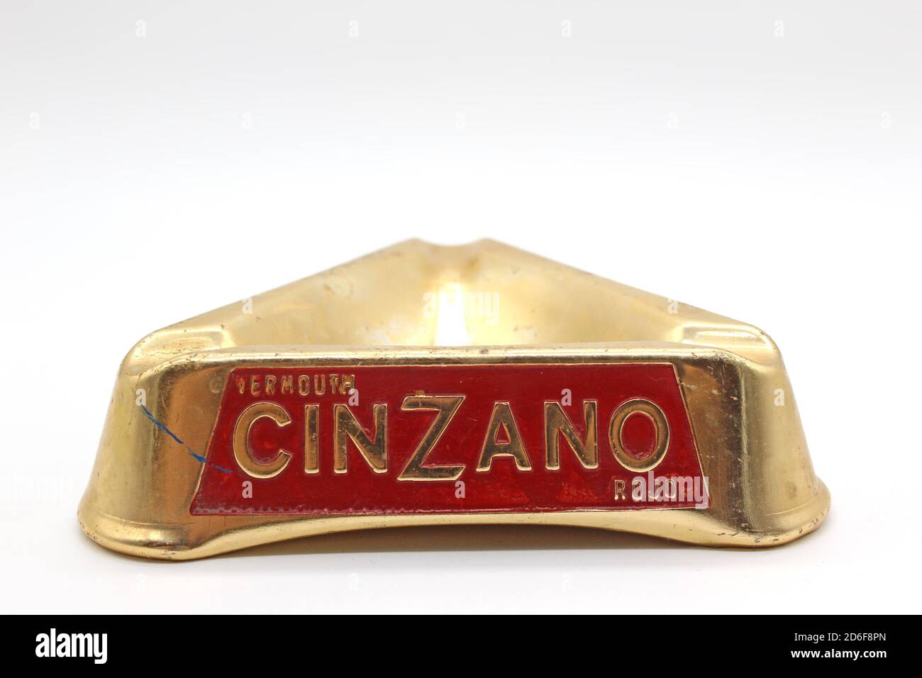Cenicero de Cinzano, aislado sobre fondo blanco Fotografía de stock - Alamy