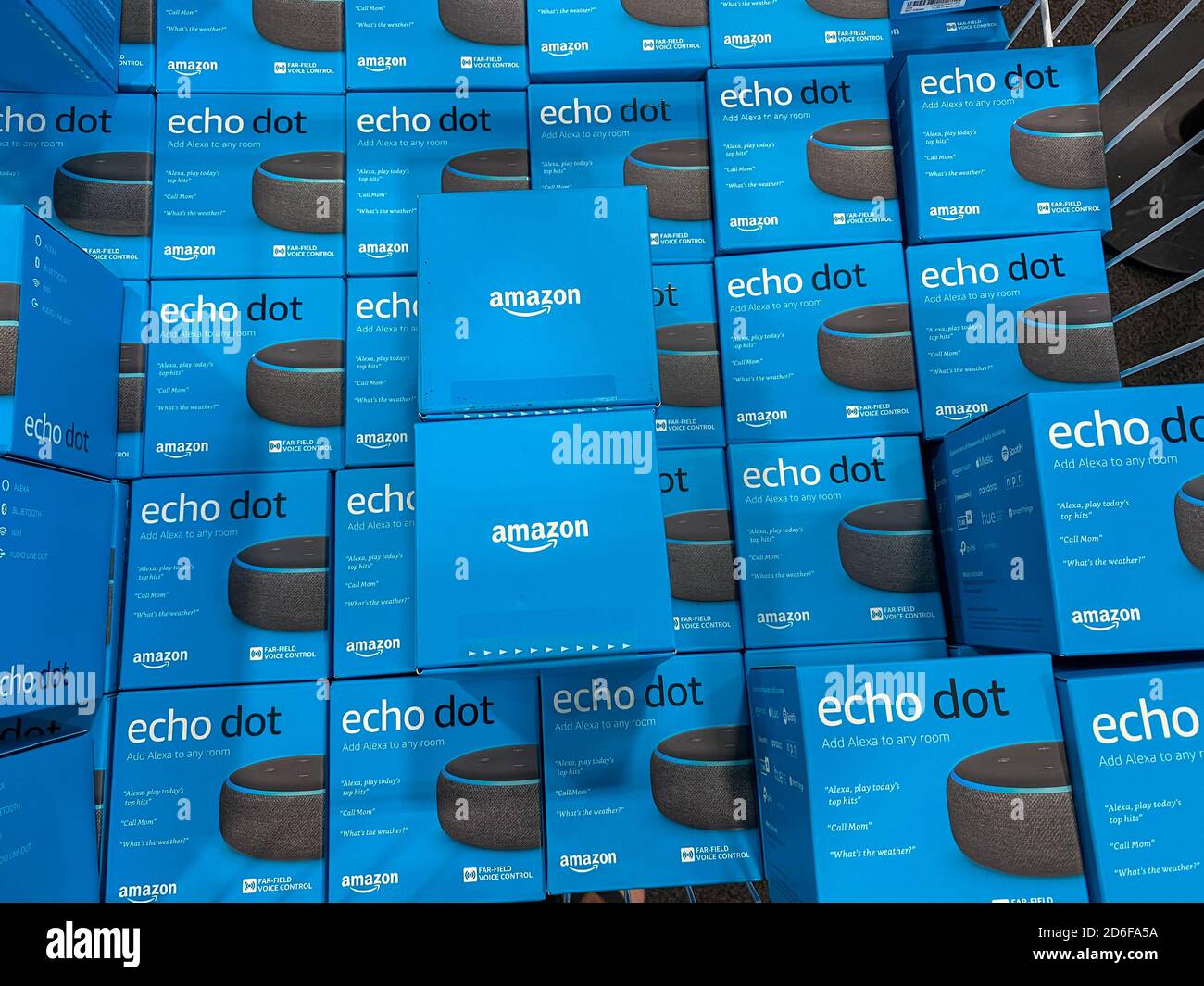 Orlando, FL/USA-10/14/20: Cajas de asistentes virturales Amazon Echo Dot  para la venta en un depósito de exhibición en una tienda de electrónica de  la cadena Best Buy Fotografía de stock - Alamy