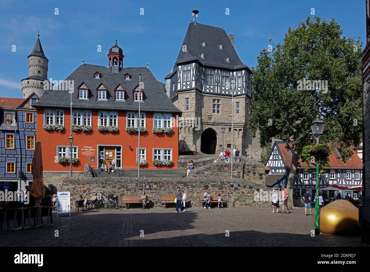 Casco antiguo, plaza del mercado, ayuntamiento, casa de croked, casa de entrada del distrito del castillo, torre de brujas, Idstein, Hesse, Alemania Foto de stock