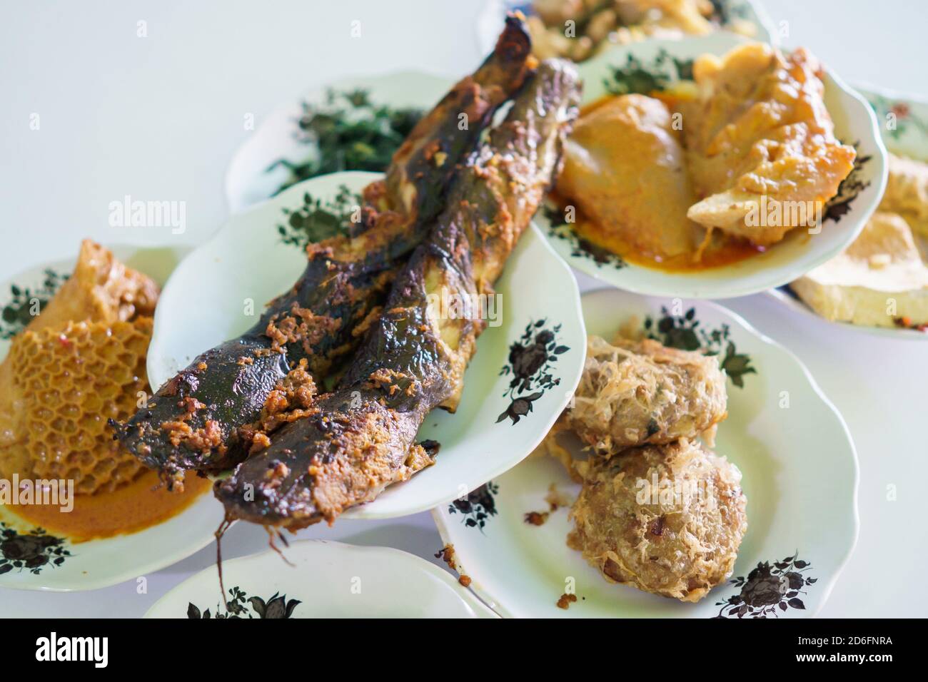 compensar Sindicato Malawi un retrato de la comida del pez gato frito en un plato en un plato de comida  tradicional Fotografía de stock - Alamy